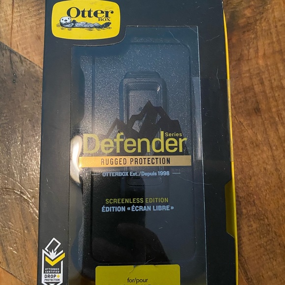 New in box Otterbox phone case with removable clip in black - Picture 2 of 3